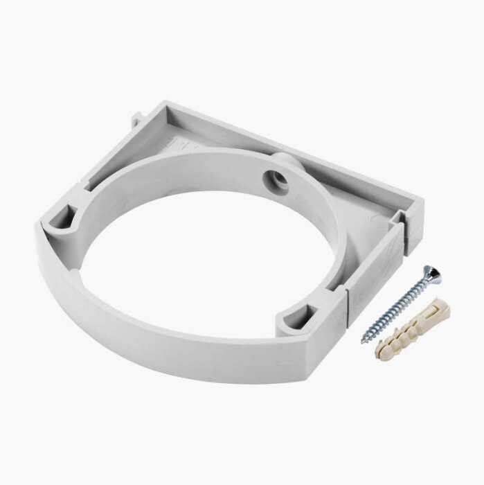 Grå plastfäste för runda föremål, med medföljande skruv och plugg, användbart vid rörinstallation.