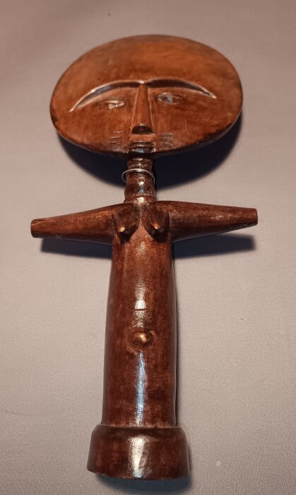 Träfigur föreställande en traditionell fetischfigur från Ashantistammen, förknippad med fertilitet.
