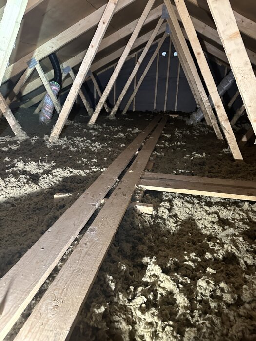 Kallvind med reglar, landgång och isolering synlig.