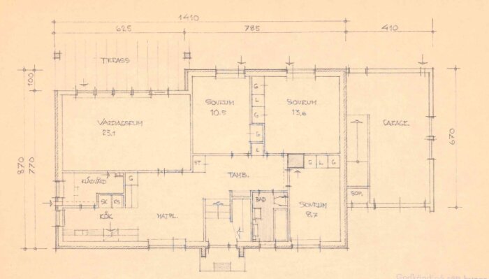 Ritning av ett hus med mått och rumsnamn, inklusive kök, vardagsrum, sovrum och garage. Diskussionsämne är om en vägg kan tas bort.
