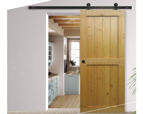 Inspiration för skjutdörr: Träfärgad skjutdörr monterad på svart skena ovan hallöppning, synligt kök i bakgrunden.