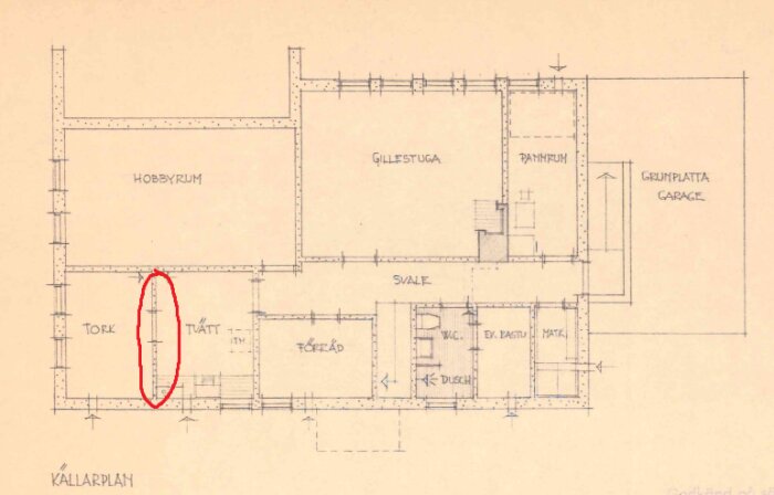 Ritning av källarplan med tvättstuga, hobbyrum och andra rum; rödmarkerad vägg mellan tork och tvätt.