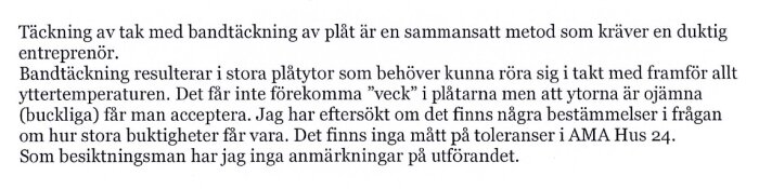 Utlåtande från besiktningsman angående plåttak med fokus på estetiska toleransnivåer och bucklighet, utan anmärkningar på utförande.
