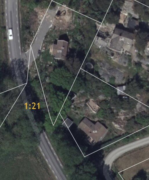 Satellitbild som visar fastigheter markerade med nummer, inkluderar områden 1:21, 1:46 (535), 570 (1:19), och 540 med vägar och vegetation.