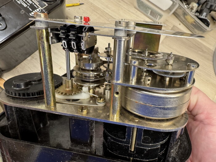 Inre mekanism med kugghjul och räknare på en maskin, nyligen putsad och fungerar.