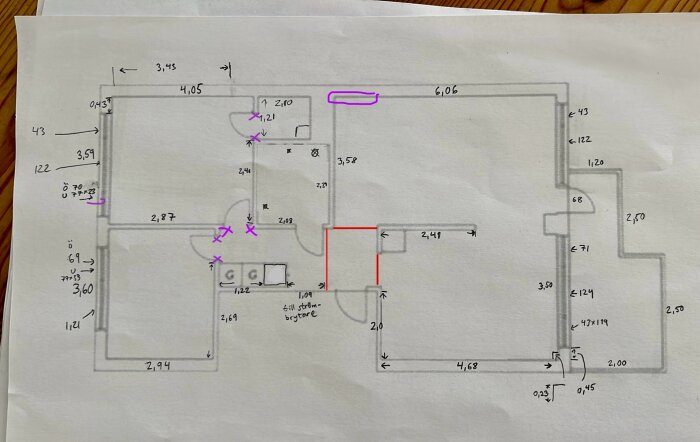 Planskiss över lägenhet visar rumsdimensioner och markerade problemområden med glipor och dörrkarmar. Cirkeln och kryss markerar reparation.