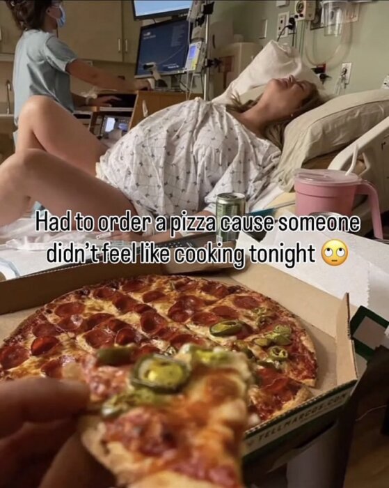 En person i sjukhussäng, en annan arbetar vid dator, en öppen pizzalåda i förgrunden och text om att beställa pizza istället för att laga mat.