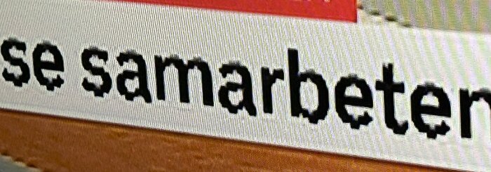 Text med låg upplösning och taggiga kanter som läser "se samarbeten".