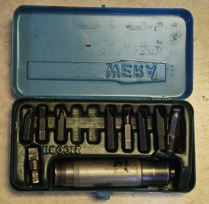 Blå metallåda med Wera-verktygssats, inklusive olika bits och två hylsor för 3/8 och 1/2 fyrkant.