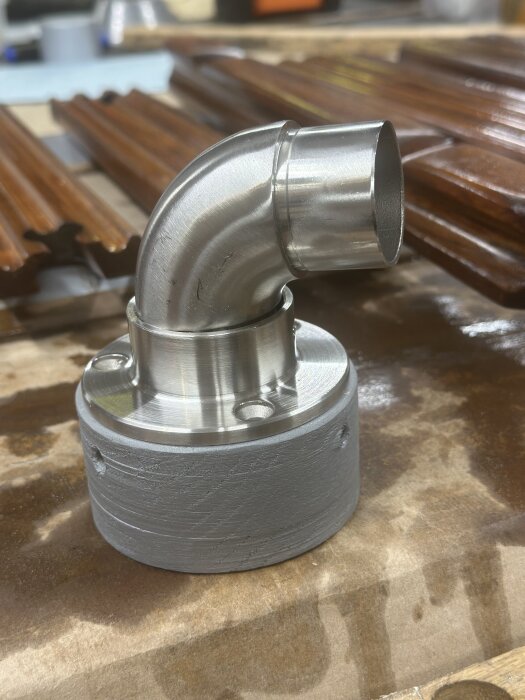 Rördel och adapter på träbänk, redo för montering med träplugg för styrning och bearbetning av centrumhål.