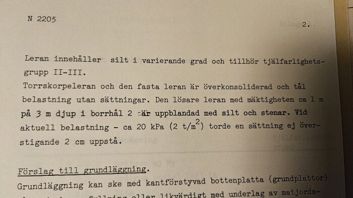 Textdokument om lerans sammansättning och bärighet, inklusive geoteknisk information och förslag på grundläggning i lerjord.