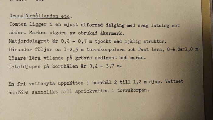 Geologisk rapport om markförhållanden: mjukt formad dalgång, obrukad åkermark, 0,2-0,3 m matjord, 1-2,5 m lerlager, borrhål djup 3,4-3,7 m.