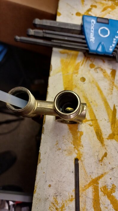 Bypass-kanal i AGA termopanel med ett 7mm buntband och 4mm insexnyckel på bänk.