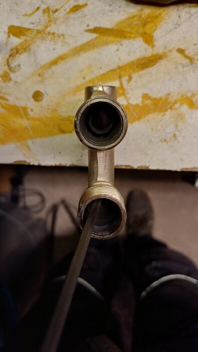 Bypass-kanal i AGA termopanels 1-rörskoppel med ett buntband som mäter 7mm bredvid.