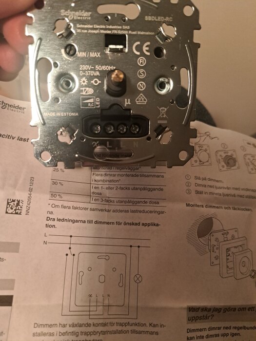 Dimmer från Schneider Electric med kopplingsschema och instruktioner om installation mot en bakgrund av installationsmanual.