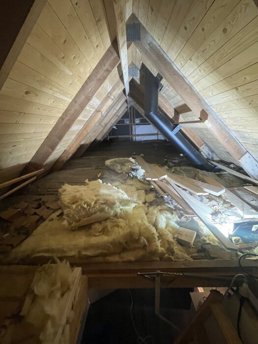 Kuva ullakon puurakenteista, eristelevyistä ja putkesta; tilan mitat ovat 10700mm x 2780mm.