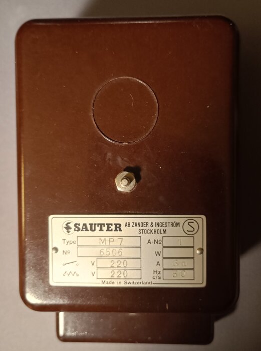 Nytt tidur för trappbelysning med justerbar pendel, märkt av Sauter, typ MP7, för att ställa tiden mellan 1,5 och 3 minuter.