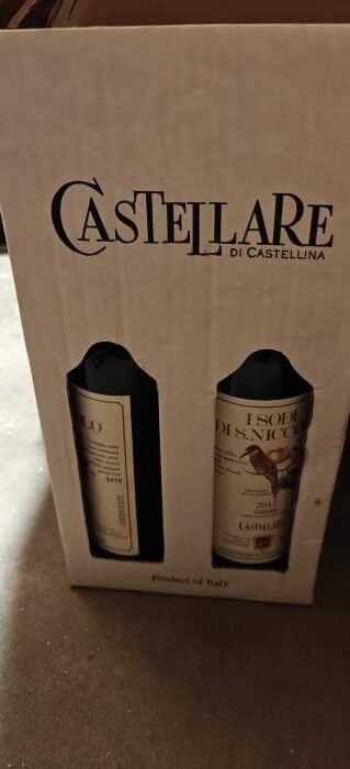 Två flaskor rödvin i en kartong märkt "Castellare di Castellina", funna vid flytt.