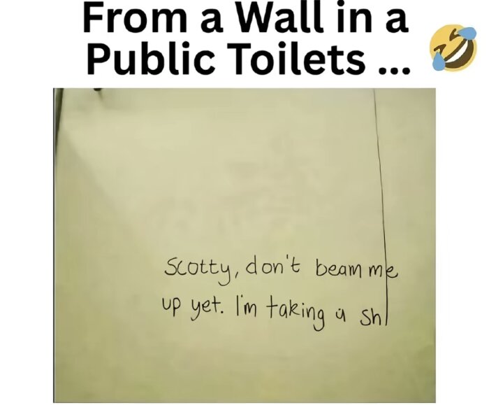 Graffiti på en toalettvägg med texten "Scotty, don't beam me up yet. I'm taking a sh".