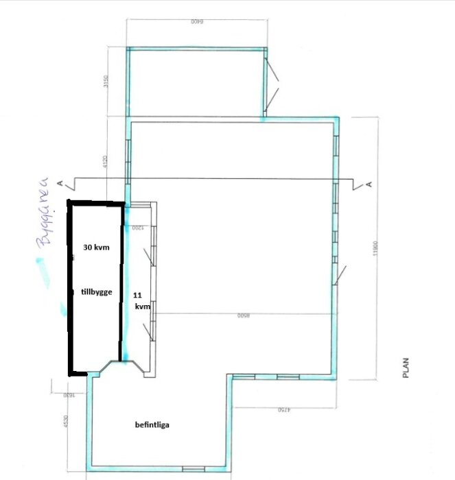 Byggplan med utbyggnad på 30 kvm och 11 kvm markerade i svart, med befintliga strukturer i blått. Skalan anges med mått i millimeter.