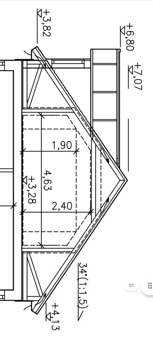 Ritning av ett loftutrymme med mått och takvinkel, visar modifierade takstolar för en planerad ombyggnad av ett barnrum i ett Älvsbyhus.