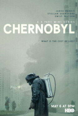Affisch för serien "Chernobyl" från HBO, med en man i skyddskläder och en stad i bakgrunden.