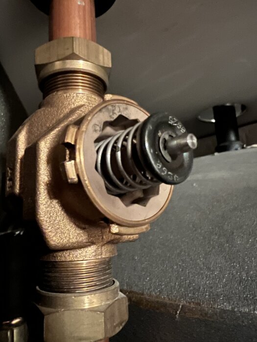 Växelventil utan ställdon monterad på rör, med synlig fjäder och pigg i mitten.