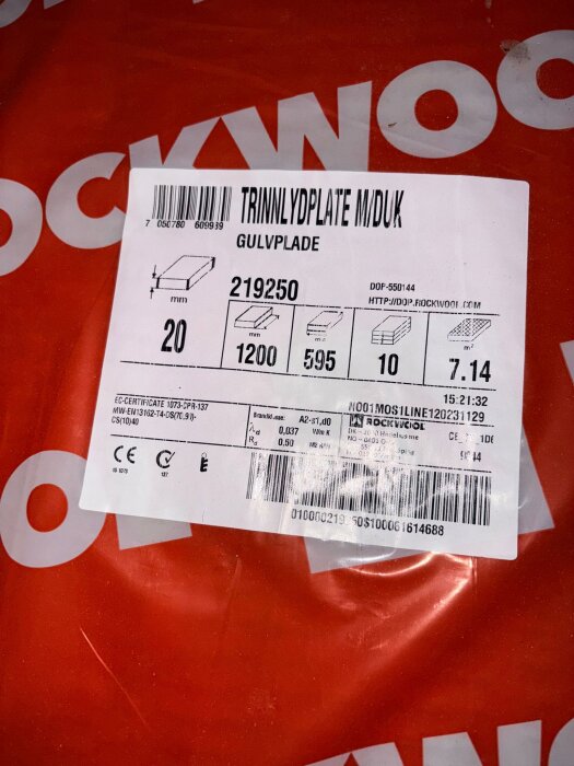 Förpackning med Rockwool stegljudsisolering, etikett visar dimensioner och produktdetaljer på en orange bakgrund.