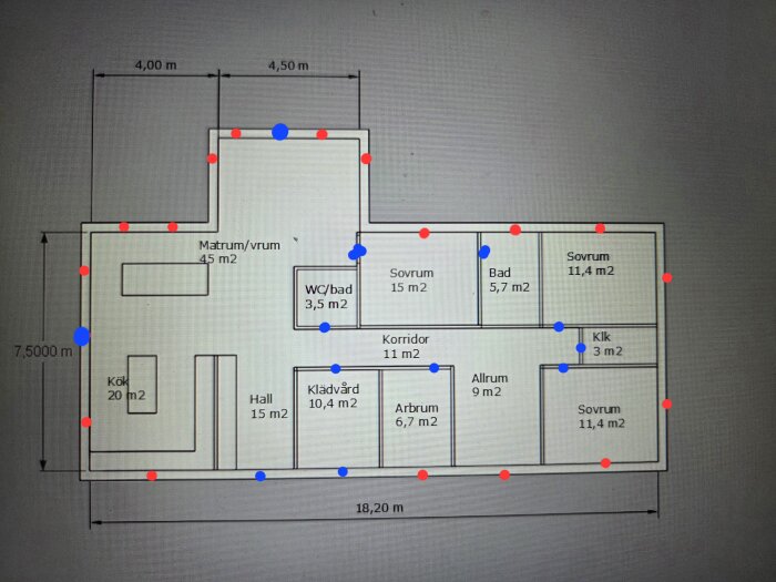 Planskiss över 1-planshus, 150 kvm, med kök, vardagsrum, tre sovrum, arbetsrum, allrum. Blå prickar för dörrar, röda för fönster.