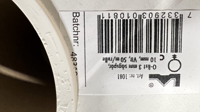 Etikett på O-list med streckkod och batchnummer, visar specifikationer och tillverkarens logotyp.