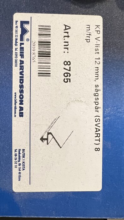 Bild på etikett från Leif Arvidsson AB med artikelnummer 8765 för V-list 12 mm, sågspar (SVART), och illustration av listprofil.