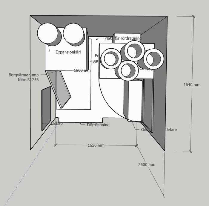 Ritning av rumslayout med FTX-aggregat, rörrdragning, bergvärmepump Nibe SL256, expansionskärl och elskåp, inkl. måttspecifikationer.