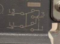 Elektriskt kopplingsschema som visar ledningar mellan L1, L3 och position 3 på en strömbrytare, relaterat till en diskussion om trappkopplingar.