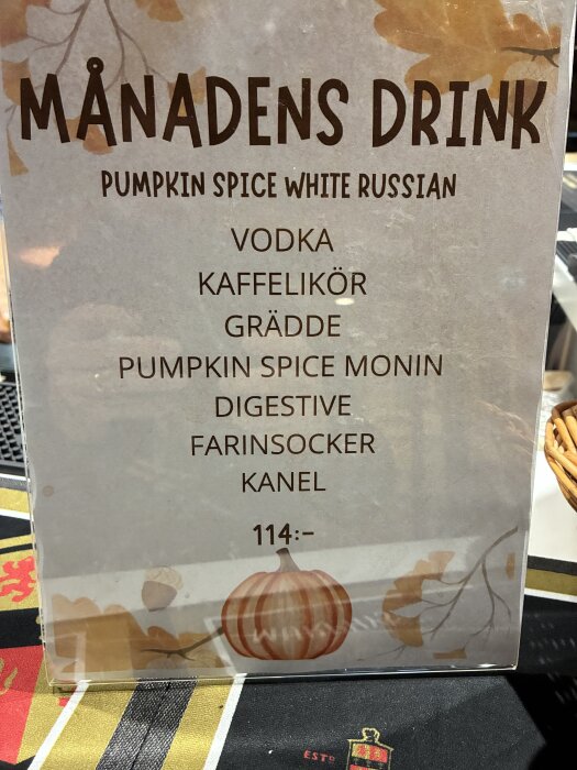 Meny för månadens drink: Pumpkin Spice White Russian, innehållande vodka, kaffelikör, grädde, pumpkin spice, digestive, farinsocker, kanel. Prissatt till 114:-.