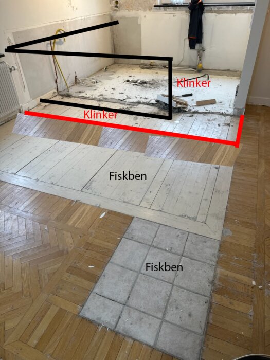 Bild av renovering med olika golvmaterial: fiskbensparkett, trä- och klinkergolv, samt ett område förberett för ny beläggning.