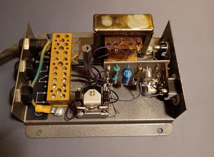 Äldre nätaggregat med kablar och komponenter, hittad i låda, osäker funktion.