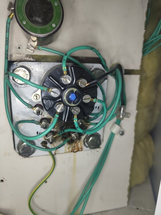 Närbild på kopplingsbox med kablar och termostat, potentiell orsak till jordfelsbrytare i värmepump från Nibe.