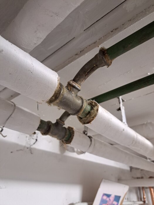 Vattenrör med 3/8" och 3/4" anslutningar i bergvärmesystem för diskussion om radiatoranslutning.