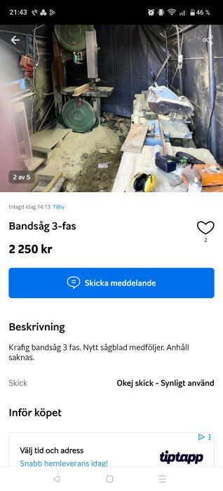 Bandsåg 3-fas i verkstadsmiljö omgiven av sågspån och diverse verktyg. Några brädor ligger på arbetsbordet.