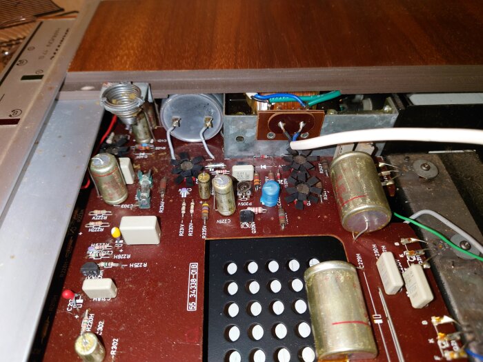 Vinylspelare Skantic Harmoni 17S öppen, visar intern elektronik och kretskort med diverse komponenter, kablar och kondensatorer.