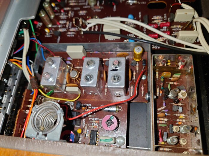 Inkråmet av en gammal Skantic Harmoni 17S vinylspelare med exponerade kretskort och komponenter.