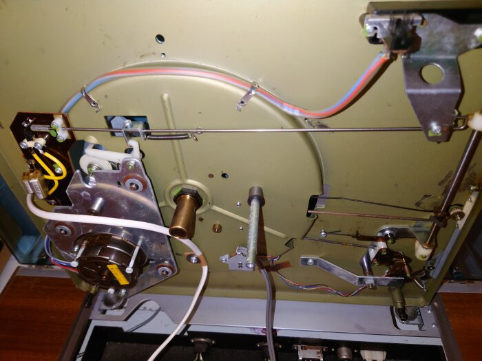 Elektroniska komponenter och kablar underifrån i en gammal Skantic Harmoni 17S vinylspelare.