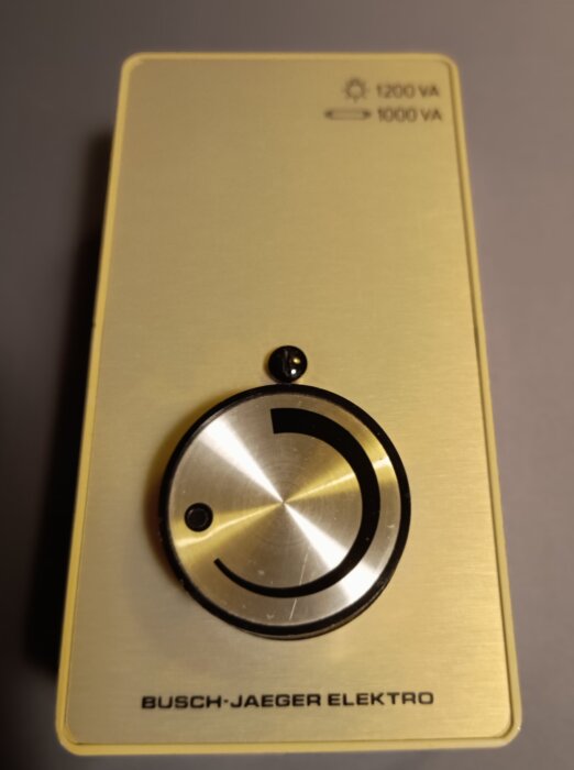 Äldre dimmer för upp till 1200W glödljus med stora kylflänsar i pressgjuten aluminium, märkt "Busch-Jaeger Elektro.