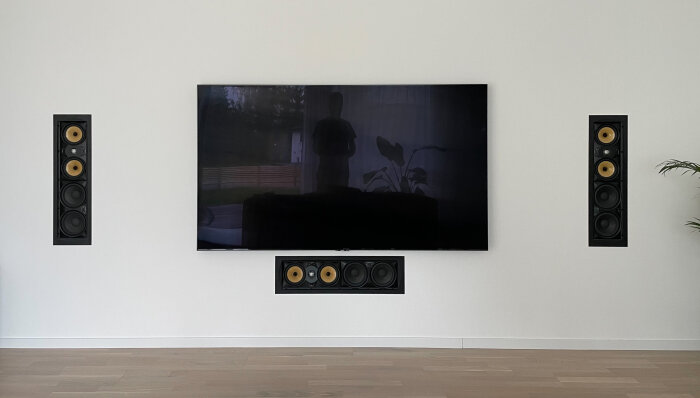 Inbyggd hemelektronik med väggmonterad TV och högtalare, ger en ren och tyst miljö utan synlig utrustning.