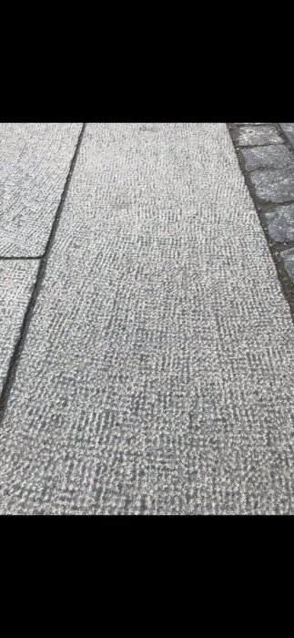 Marksten med unik ytmönster vid kajen i Saltsjöqvarn, Nacka.