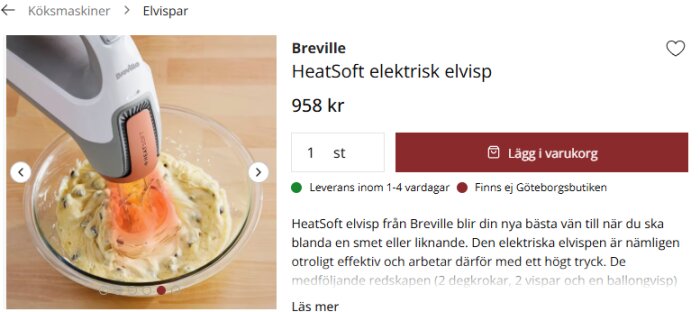 Elektrisk elvisp från Breville vispar smet i en glasskål på träbord.