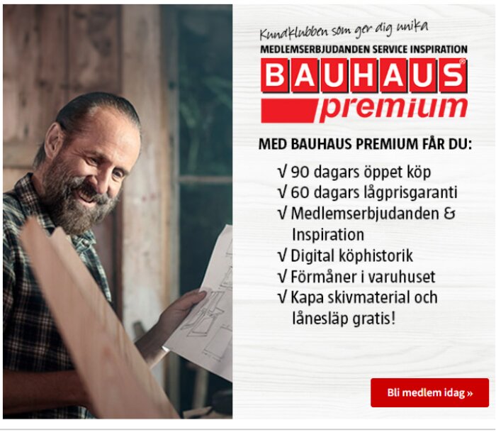 Bauhaus Premium-erbjudande med lista över medlemsförmåner inklusive gratis kapning av skivmaterial och lånesläp, bredvid leende man i verkstad.