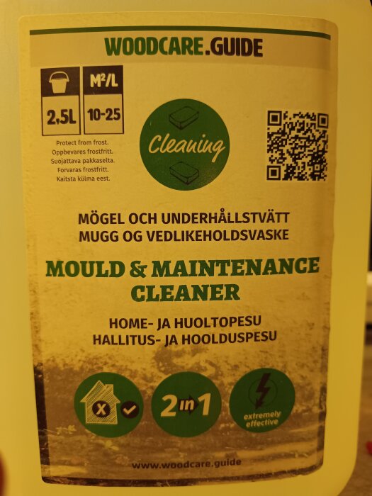 Flaska med 2,5L mögel- och underhållstvätt från Woodcare.Guide, spädningsförhållande 1:12, produktnamn och QR-kod synliga.