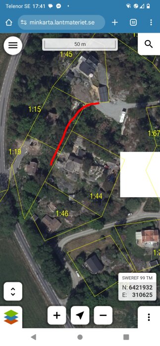 Flygfoto över tomter med gul markering och föreslagen röd linje för en ny vägförbindelse. Röda linjen korsar flera tomter.