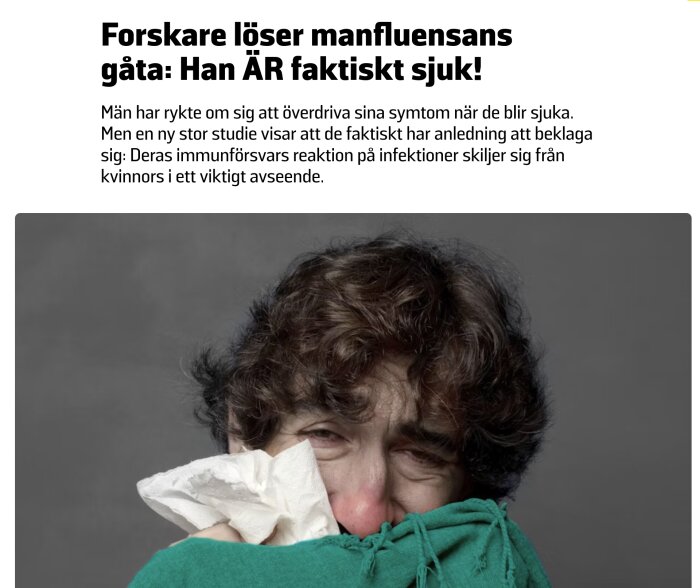 En person med rött ansikte håller en pappersnäsduk och ser förkyld ut.